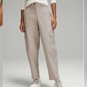 Lululemon Light Utilitech Cargo Pocket High-Rise Pant tan 33